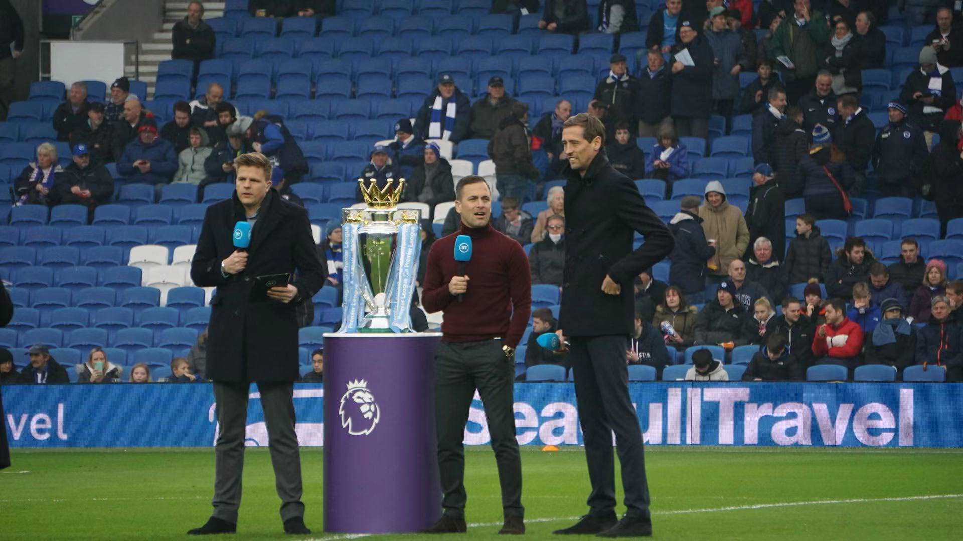 化背景中踢 化背景中踢